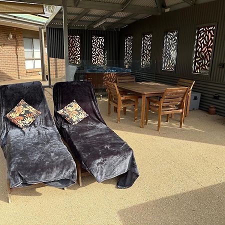Semi-Private Half House With Games Room & Jacuzzi In Maiden Gully, Bendigo Extérieur photo