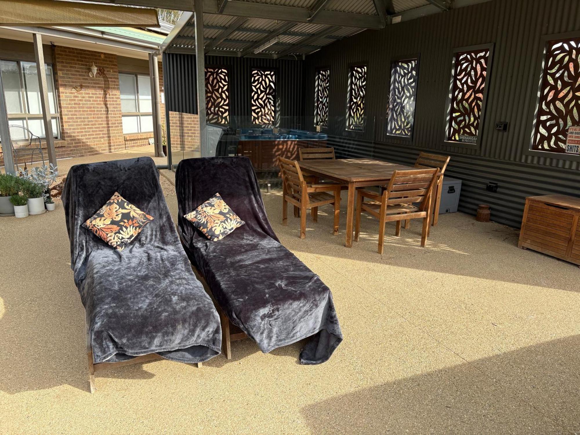 Semi-Private Half House With Games Room & Jacuzzi In Maiden Gully, Bendigo Extérieur photo