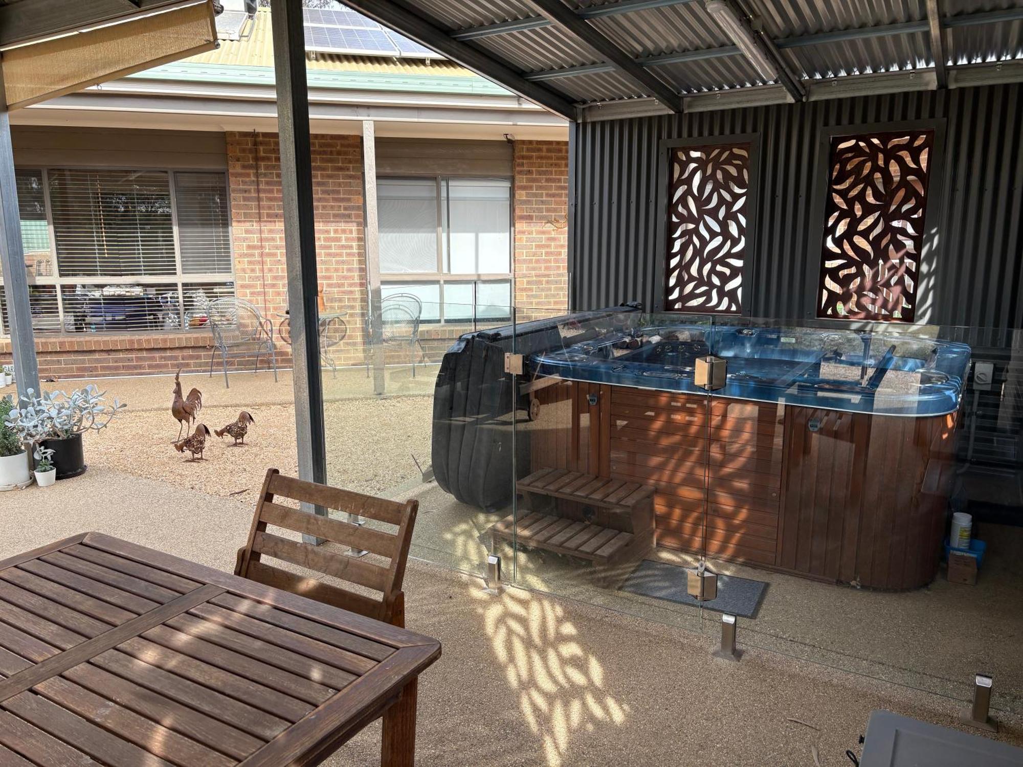 Semi-Private Half House With Games Room & Jacuzzi In Maiden Gully, Bendigo Extérieur photo